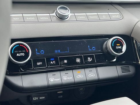 New 2025 Hyundai Elantra SEL image 18