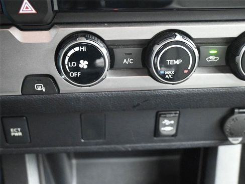 Used 2016 Toyota Tacoma SR image 14