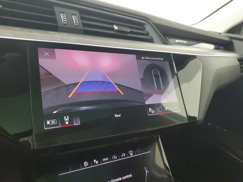 Used 2024 Audi Q8 e-tron Prestige image 28