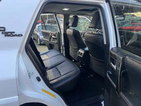 Used 2019 Toyota 4Runner TRD Off-Road Premium AWD/4WD image 32