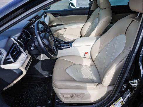 Certified 2019 Toyota Camry XLE FWD image 9