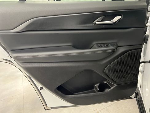 Used 2023 Jeep Grand Cherokee L Laredo image 16