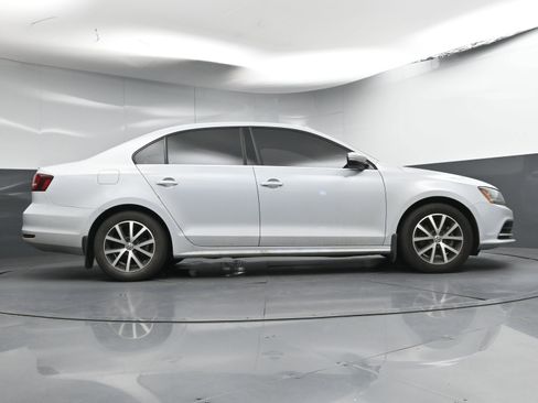 Used 2017 Volkswagen Jetta SE image 23