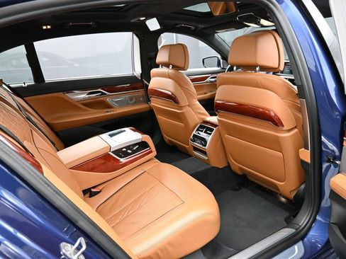 Used 2022 BMW ALPINA B7 xDrive w/ Luxury Rear Seating Package image 33