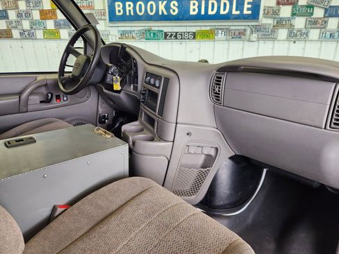 Used 2005 Chevrolet Astro AWD w/ Convenience Package image 2