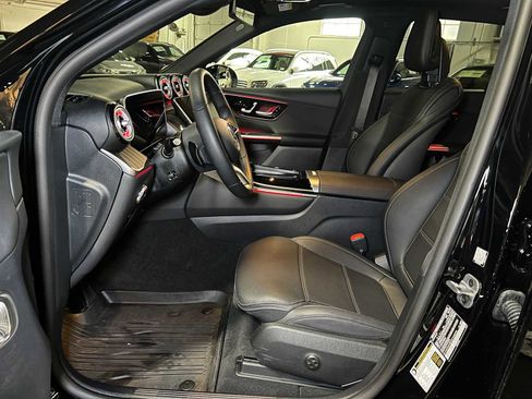 Used 2025 Mercedes-Benz GLC 300 4MATIC image 23