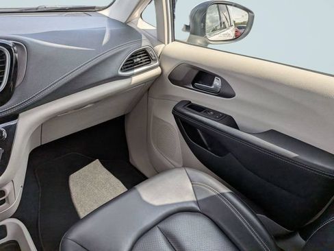Used 2023 Chrysler Pacifica Touring-L FWD image 16
