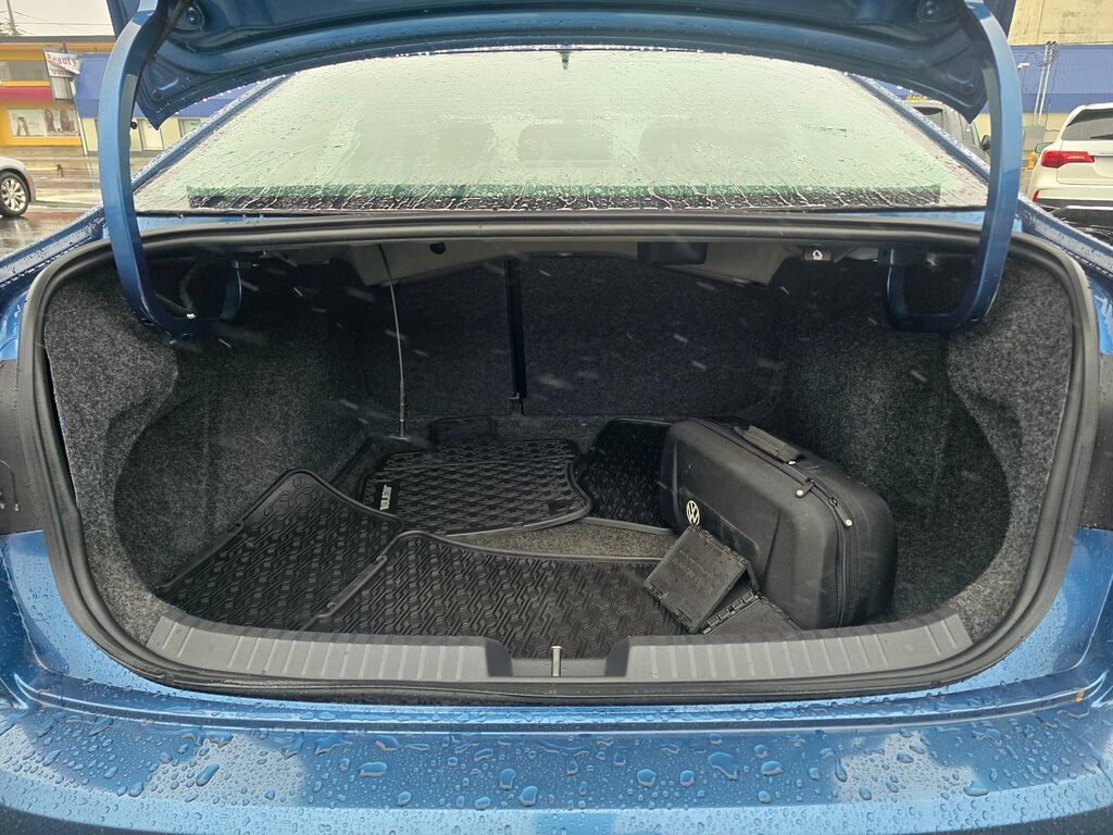 Used 2021 Volkswagen Jetta SE w/ SE Cold Weather Package FWD image 14