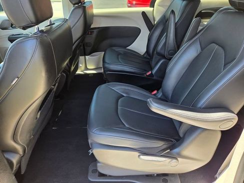 Used 2024 Chrysler Pacifica Limited FWD image 10