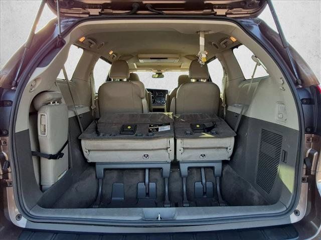 Used 2019 Toyota Sienna XLE Premium FWD image 6