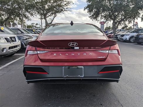 Used 2025 Hyundai Elantra Limited image 5