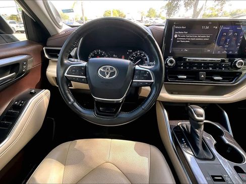 Used 2020 Toyota Highlander Limited image 5