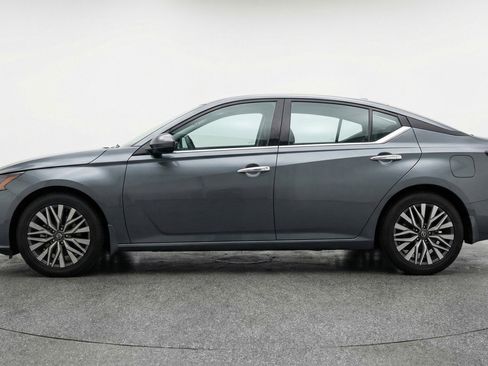 Used 2025 Nissan Altima 2.5 SV FWD image 5