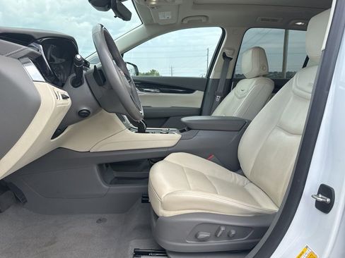 Used 2022 Cadillac XT6 Premium Luxury w/ Technology Package FWD image 6