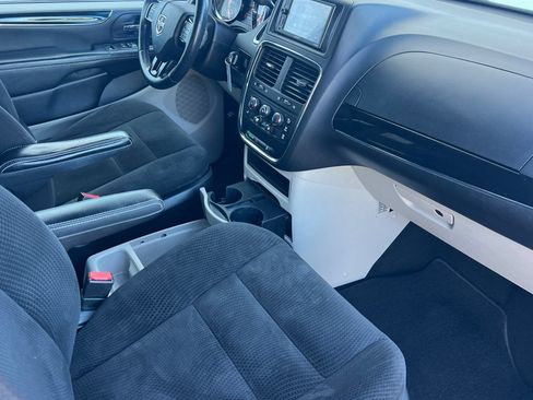 Used 2016 Dodge Grand Caravan SE FWD image 14