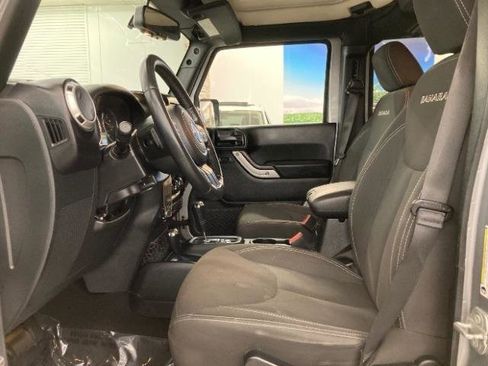 Used 2017 Jeep Wrangler Unlimited Sahara w/ Connectivity Group AWD/4WD image 9