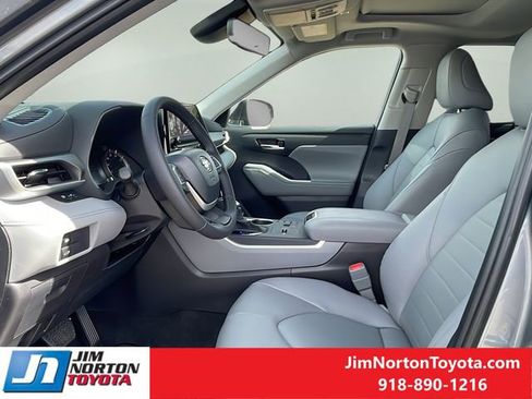 New 2026 Toyota Highlander XLE image 22