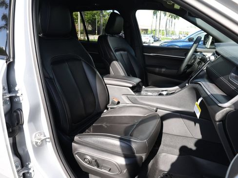 Used 2025 Jeep Grand Cherokee Limited w/ Black Appearance Package RWD image 20