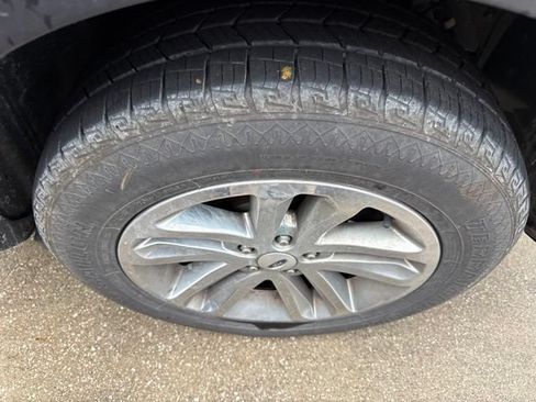 Used 2013 Ford Explorer XLT FWD image 3