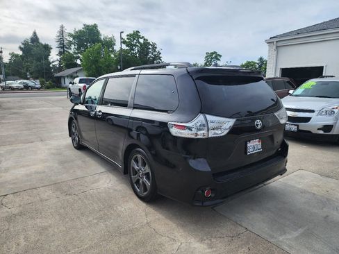 Used 2018 Toyota Sienna SE FWD image 21