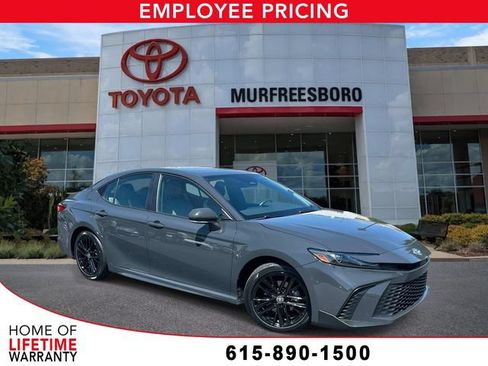 Used 2025 Toyota Camry SE w/ Convenience Package FWD image 1