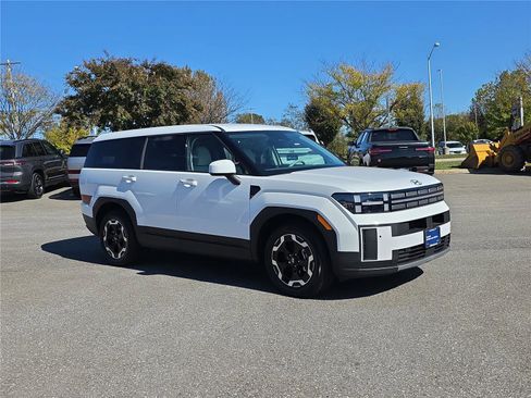 Used 2025 Hyundai Santa Fe SE image 2