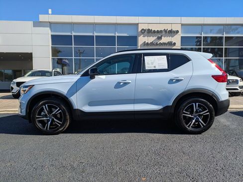 Used 2026 Volvo XC40 B4 Core image 3