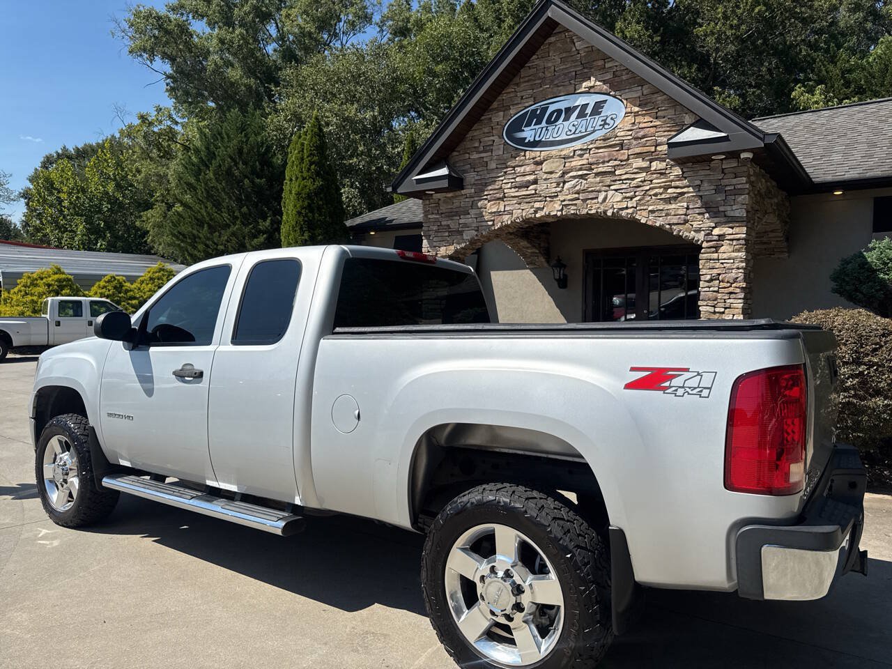 Used 2012 GMC Sierra 2500 SLE w/ SLE Preferred Package AWD/4WD image 3