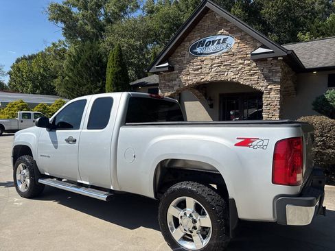 Used 2012 GMC Sierra 2500 SLE w/ SLE Preferred Package AWD/4WD image 3