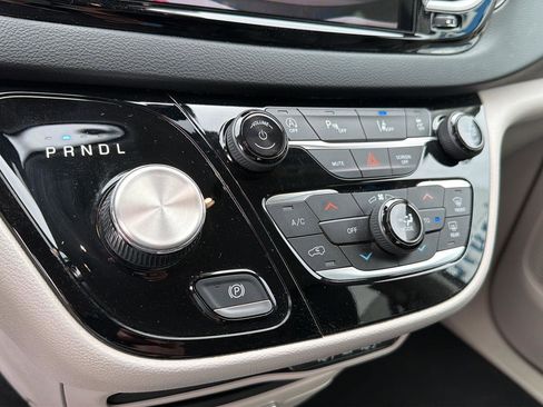 Used 2023 Chrysler Pacifica Touring-L FWD image 24