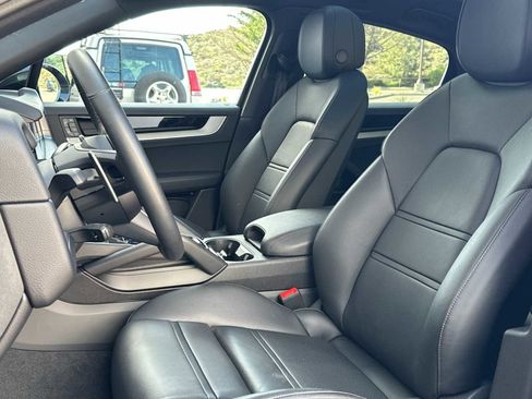 Certified 2025 Porsche Cayenne Coupe image 5