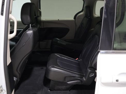 Used 2024 Chrysler Pacifica Touring-L FWD image 17