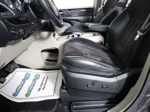 Used 2014 Chrysler Town & Country Touring-L image 13