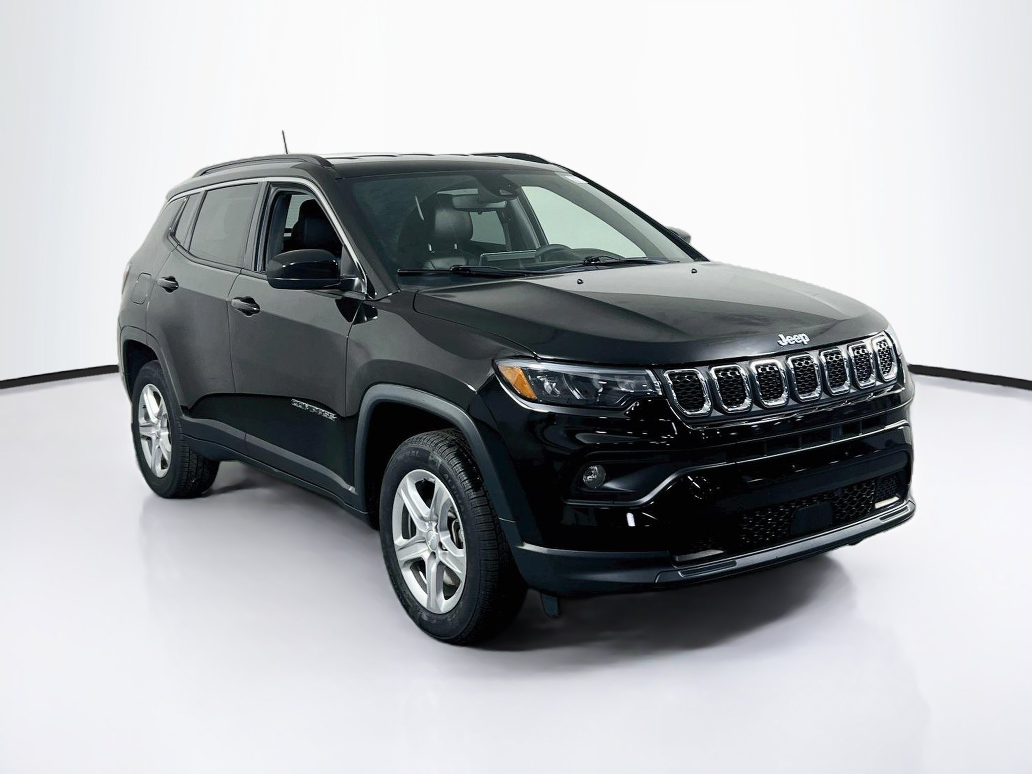 Used 2023 Jeep Compass Latitude AWD/4WD image 3