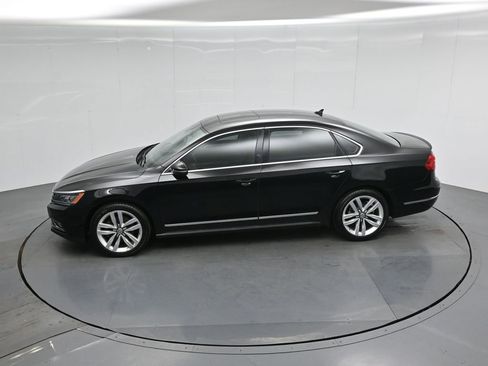 Used 2016 Volkswagen Passat 3.6 SEL Premium image 41