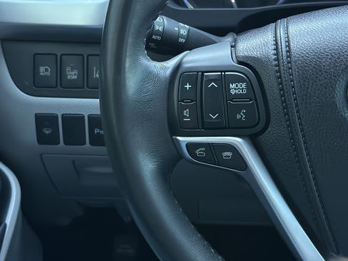 Used 2014 Toyota Highlander Limited w/ Driver Technology Package AWD/4WD image 11