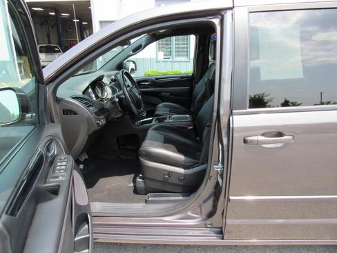 Used 2015 Dodge Grand Caravan SXT FWD image 14