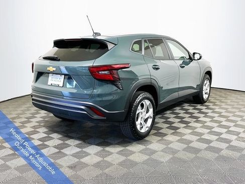 Used 2025 Chevrolet Trax LS w/ LS Convenience Package FWD image 8