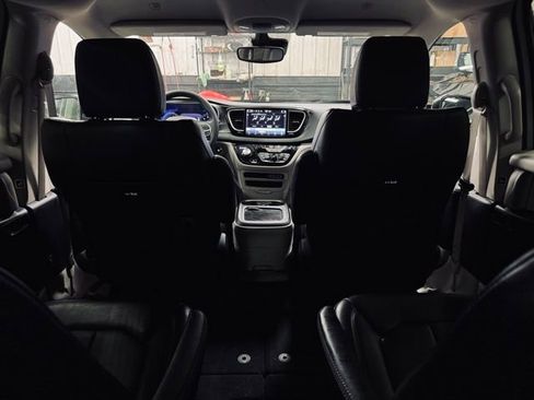Used 2024 Chrysler Pacifica Touring-L image 22