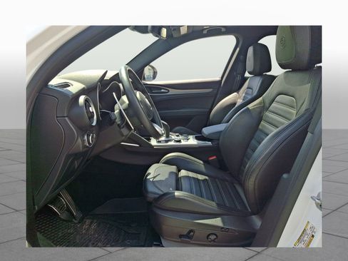 Used 2022 Alfa Romeo Stelvio Veloce image 2