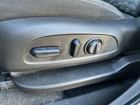 Used 2018 Chevrolet Equinox LT image 16