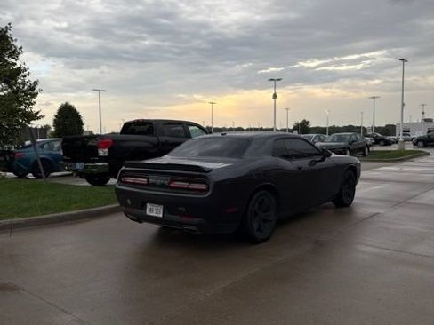 Used 2019 Dodge Challenger SXT RWD image 3
