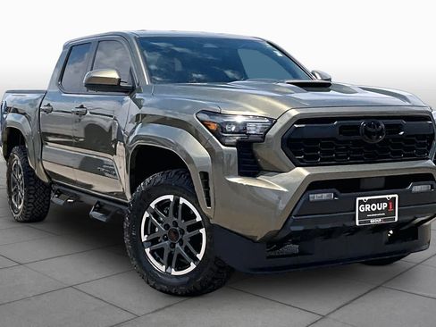 Used 2025 Toyota Tacoma TRD Sport AWD/4WD image 3