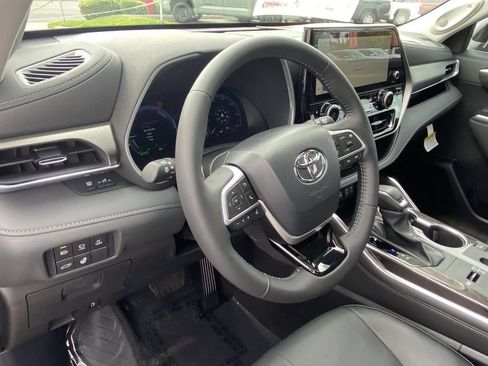Certified 2026 Toyota Highlander Limited AWD/4WD image 21