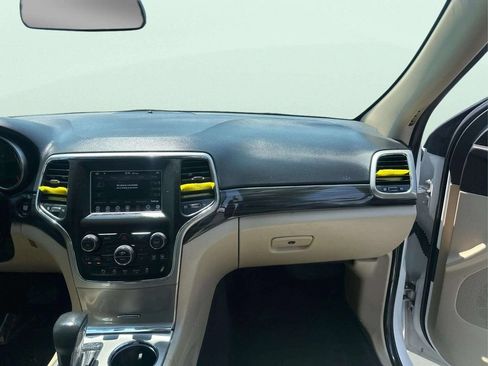 Used 2019 Jeep Grand Cherokee Laredo RWD image 9