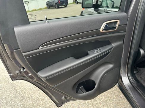 Used 2017 Jeep Grand Cherokee Limited image 16