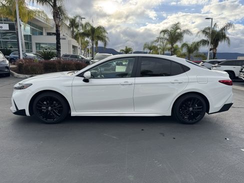 Used 2025 Toyota Camry SE image 7