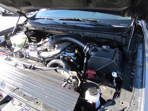 Used 2017 Nissan Titan SV image 24