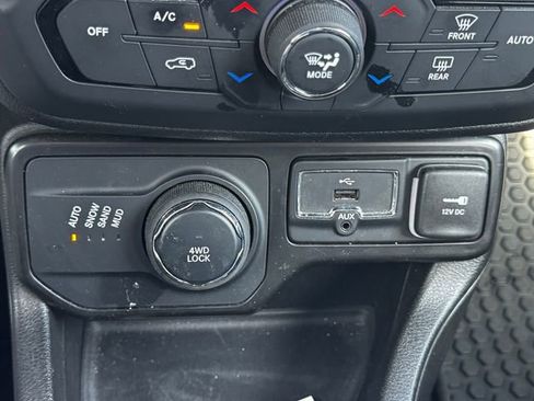 Used 2023 Jeep Renegade Altitude w/ Convenience Group I AWD/4WD image 36