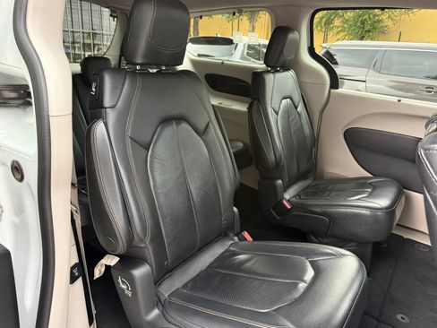 Used 2018 Chrysler Pacifica Touring-L Plus FWD image 16